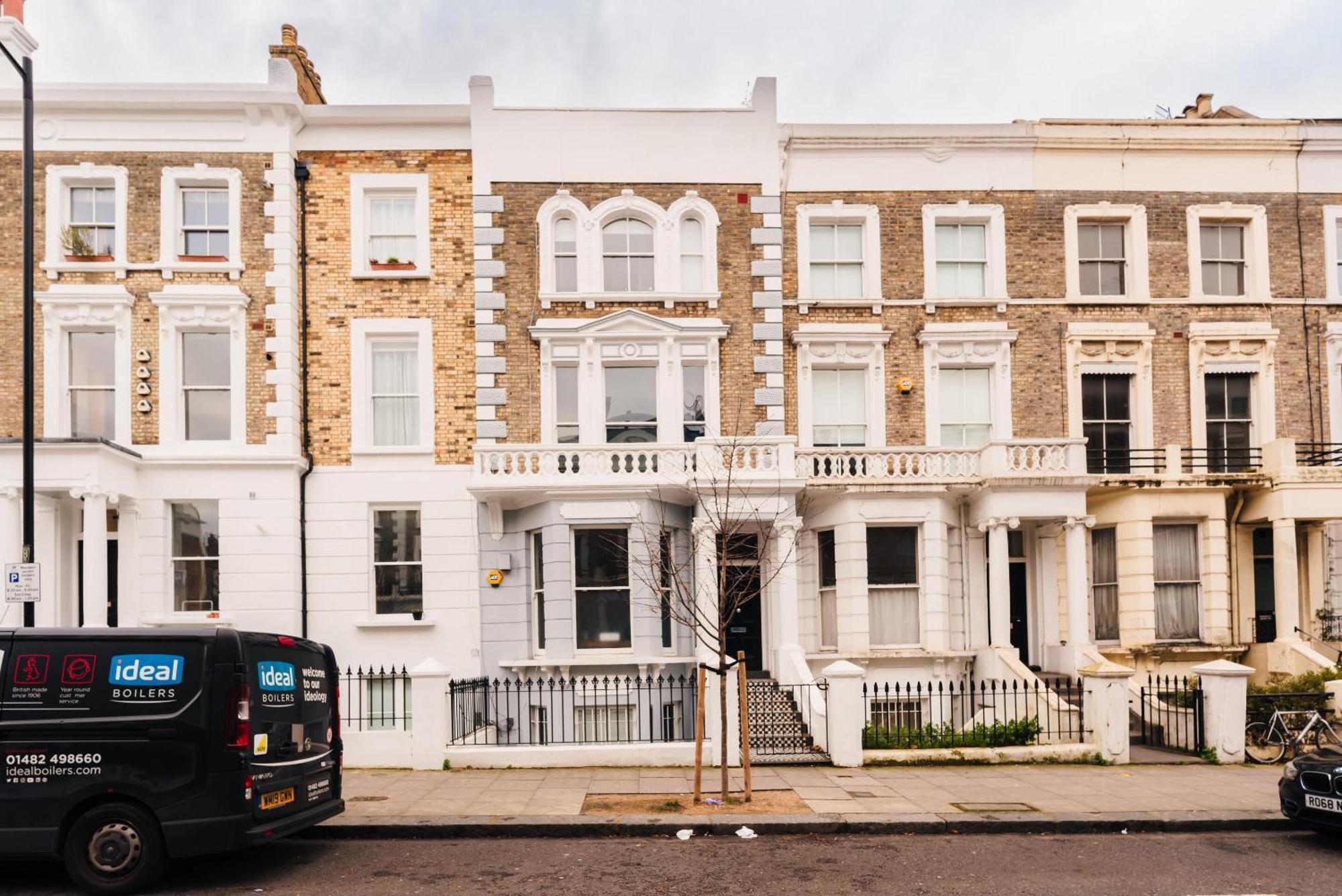 2 Bed Portobello Rd - Moments From Tube! Дом отдыха Лондон