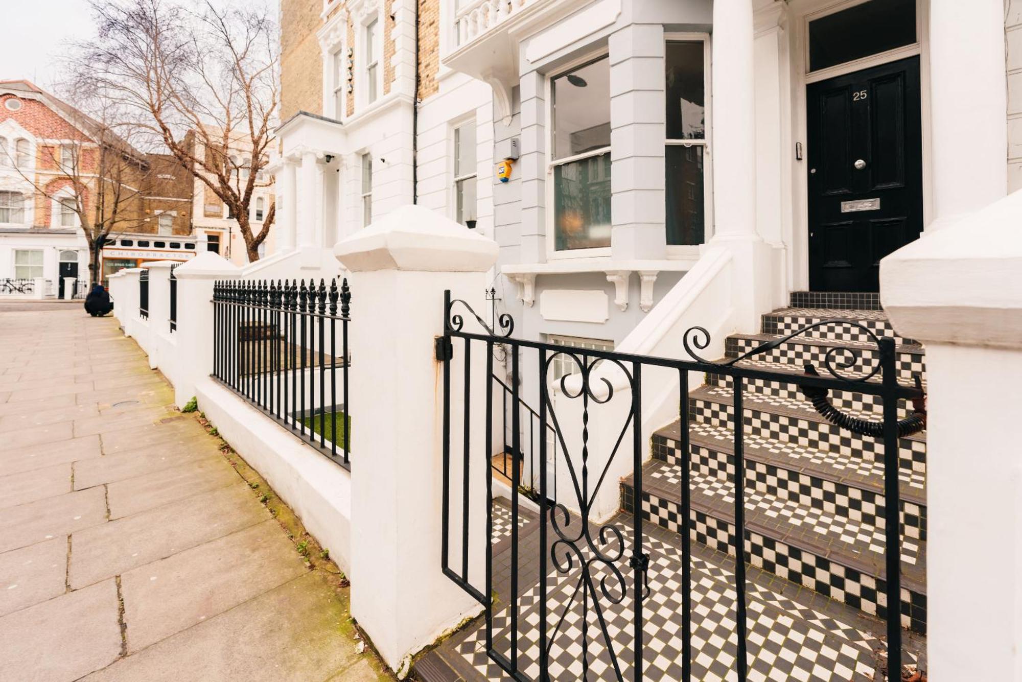 2 Bed Portobello Rd - Moments From Tube! Дом отдыха Лондон
